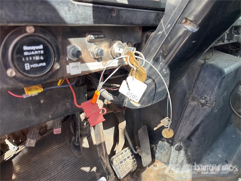 International 4900 6x4 Fuel and Lube Truck Autocisterna