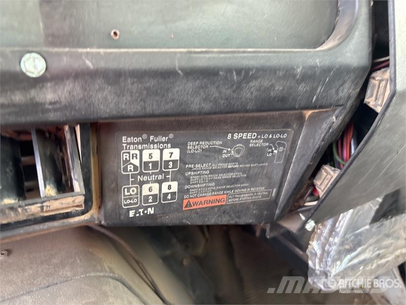 International 4900 6x4 Fuel and Lube Truck Autocisterna