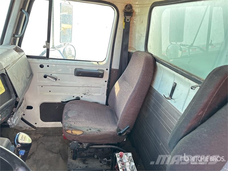 International 4900 6x4 Fuel and Lube Truck Autocisterna