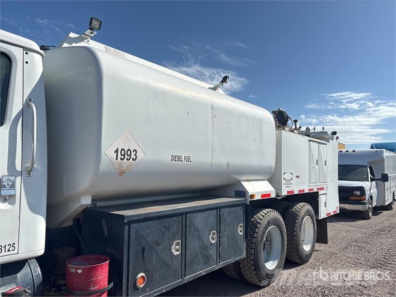International 4900 6x4 Fuel and Lube Truck Autocisterna