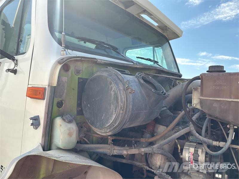 International 4900 6x4 Fuel and Lube Truck Autocisterna
