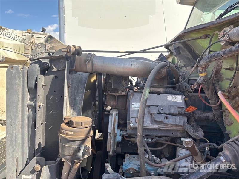 International 4900 6x4 Fuel and Lube Truck Autocisterna