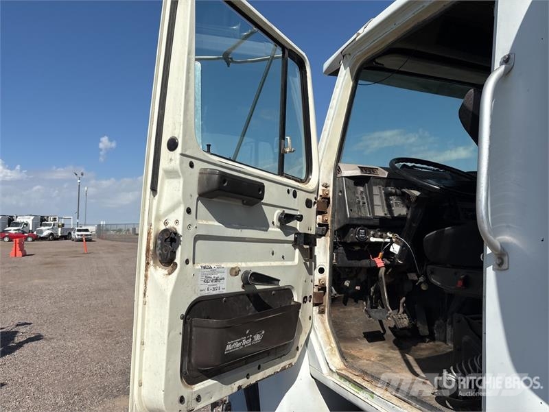 International 4900 6x4 Fuel and Lube Truck Autocisterna