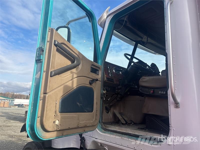 International 5500i 6x4 T/A Dump Truck (Inoperable) Kipper