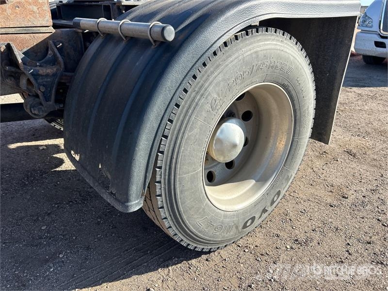 International 7300 4x2 Extended Cab Versatile Hauler Truck Vlačilci