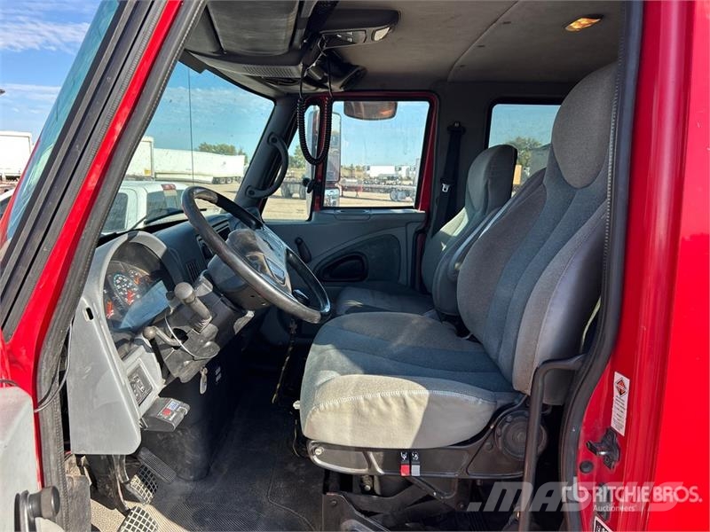 International 7300 4x2 Extended Cab Versatile Hauler Truck Vlačilci