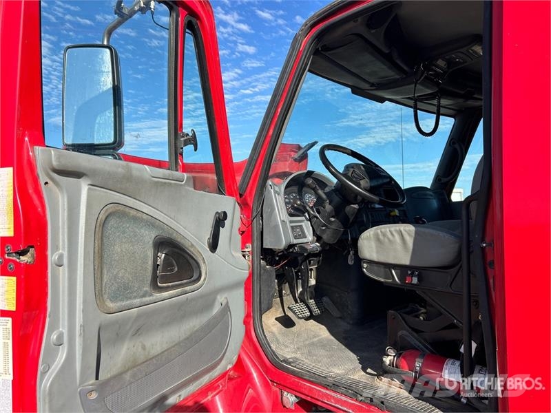 International 7300 4x2 Extended Cab Versatile Hauler Truck Vlačilci