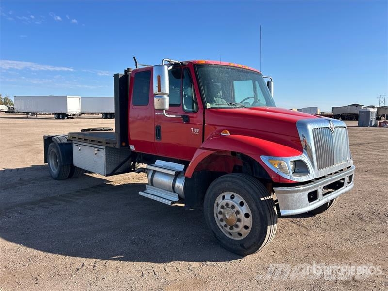 International 7300 4x2 Extended Cab Versatile Hauler Truck Vlačilci