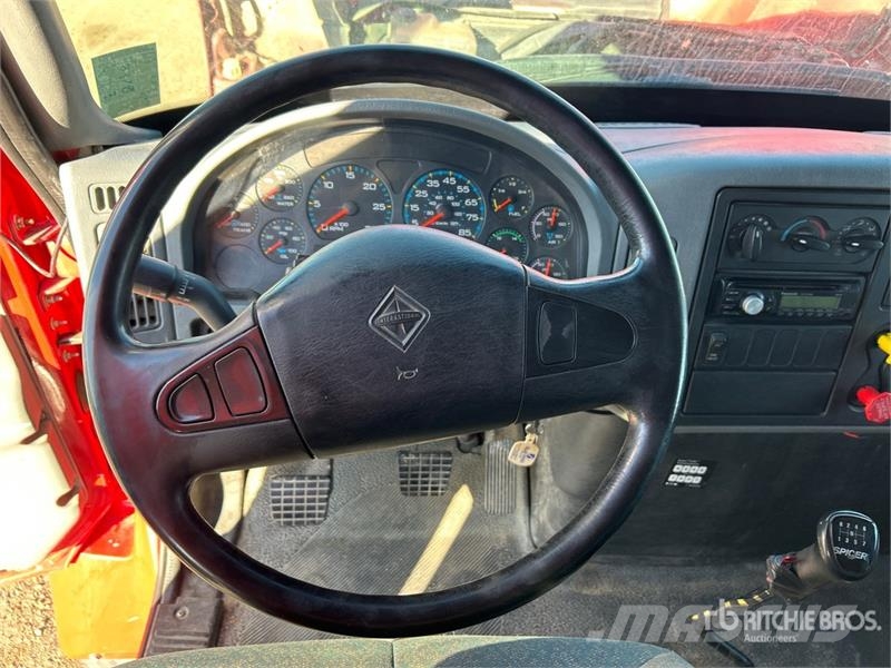 International 7300 4x2 Extended Cab Versatile Hauler Truck Vlačilci