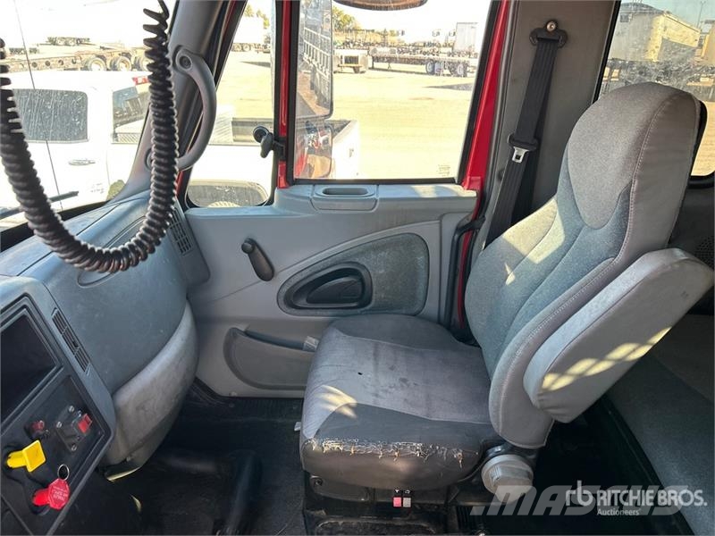 International 7300 4x2 Extended Cab Versatile Hauler Truck Vlačilci