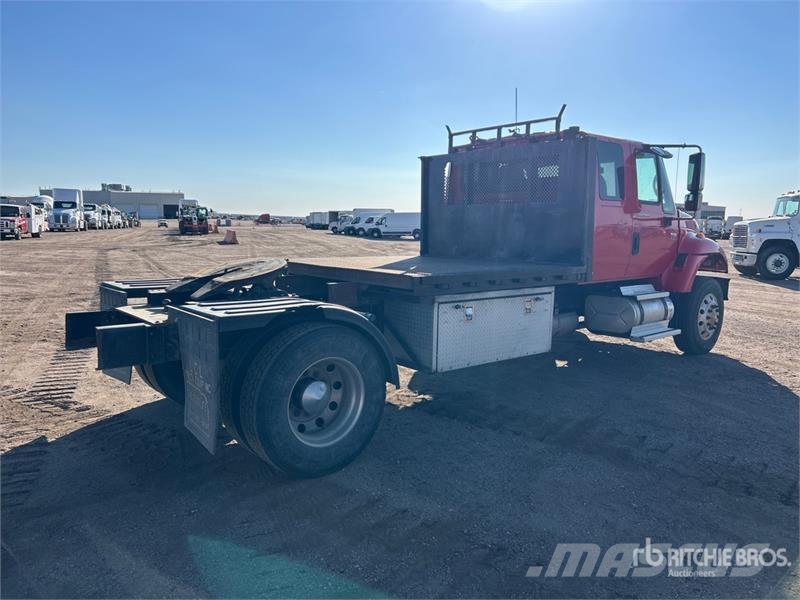 International 7300 4x2 Extended Cab Versatile Hauler Truck Vlačilci