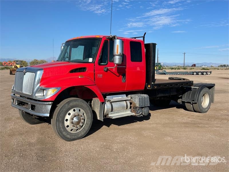 International 7300 4x2 Extended Cab Versatile Hauler Truck Vlačilci