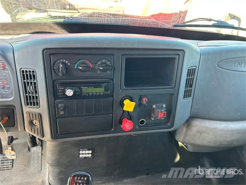 International 7300 4x2 Extended Cab Versatile Hauler Truck Vlačilci