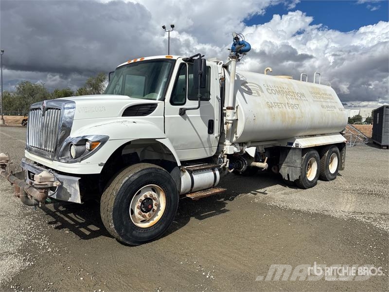 International 7400 Vízszállító teherautók