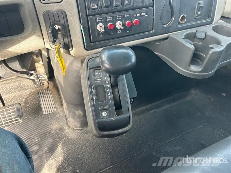 International 7400 Commercial vehicle