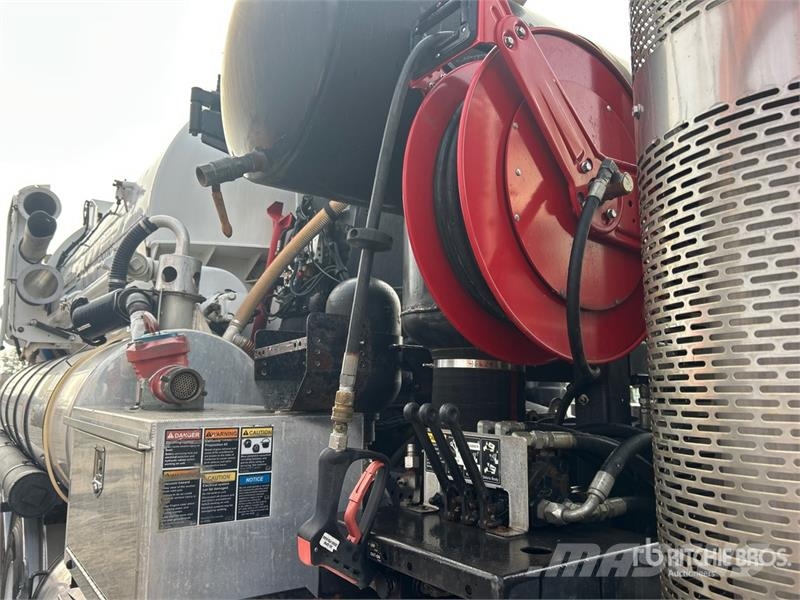 International 7400 Commercial vehicle
