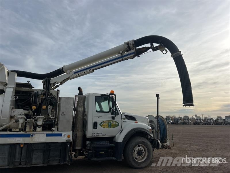International 7400 Saug- und Druckwagen