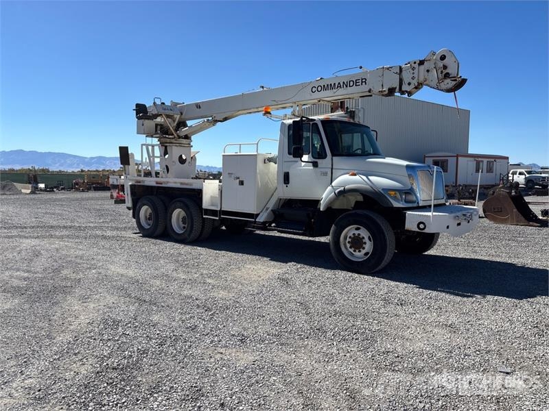 International 7400 移動式鑽機車