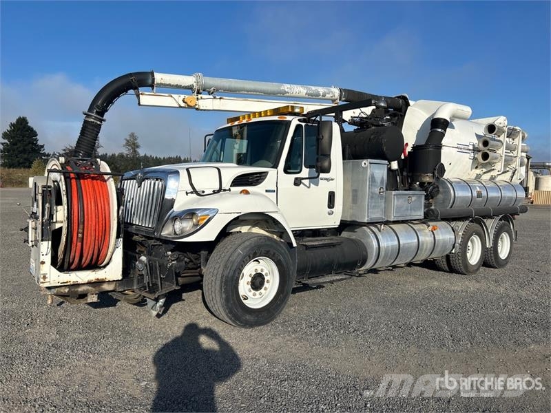 International 7400 Commercial vehicle