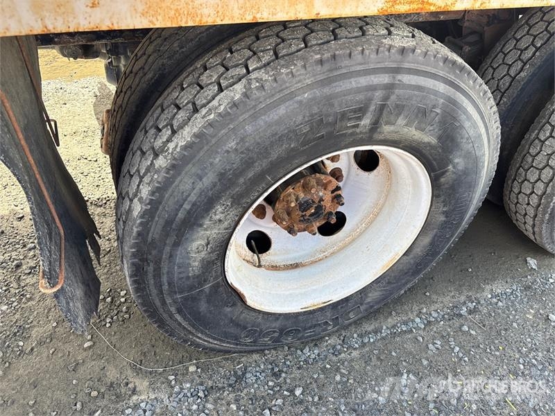 International 7400 Vízszállító teherautók