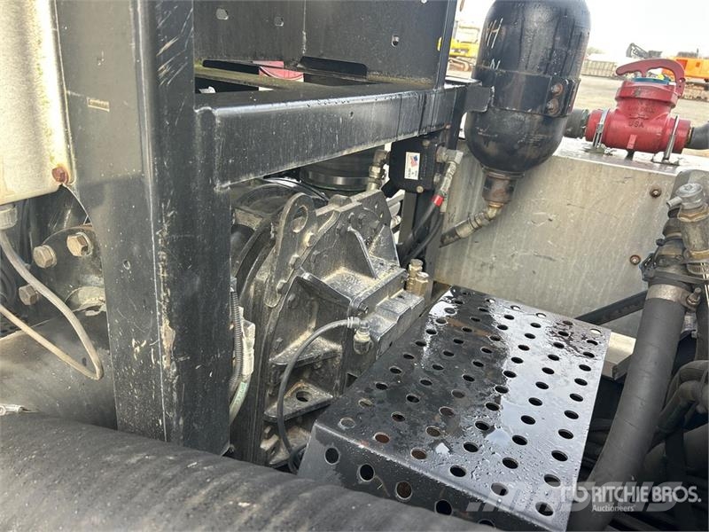 International 7400 Commercial vehicle