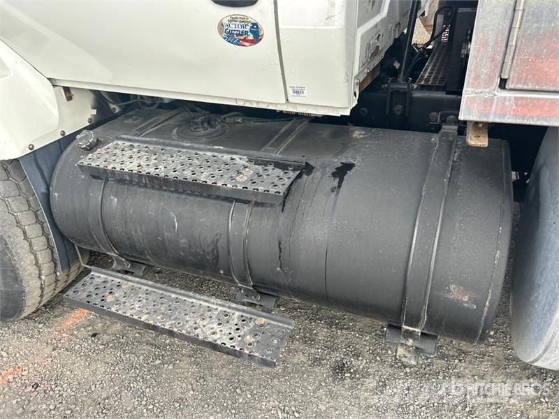 International 7400 Commercial vehicle