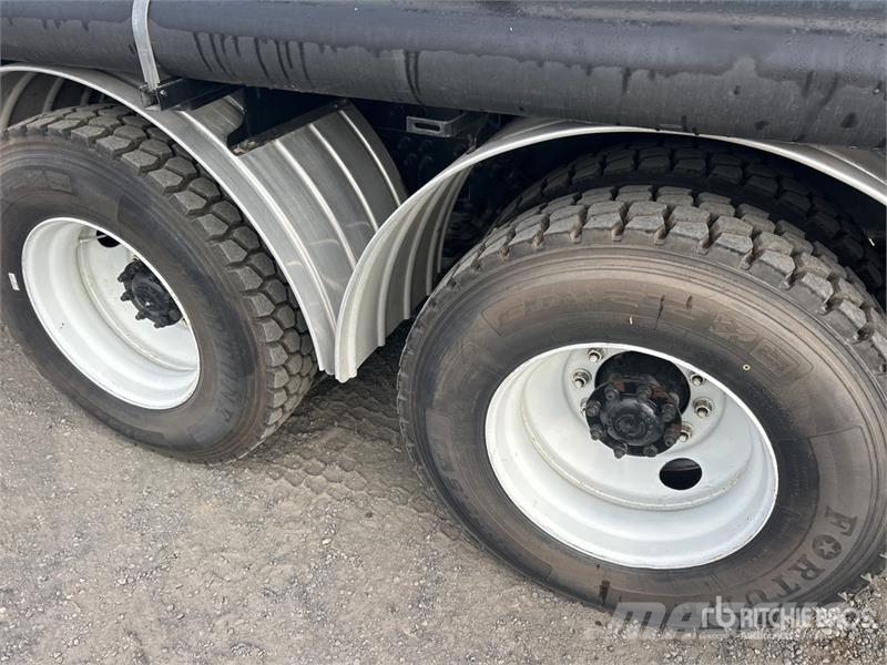 International 7400 Commercial vehicle