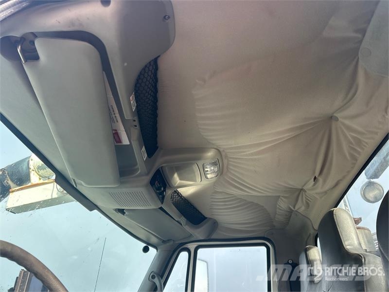 International 7400 Commercial vehicle