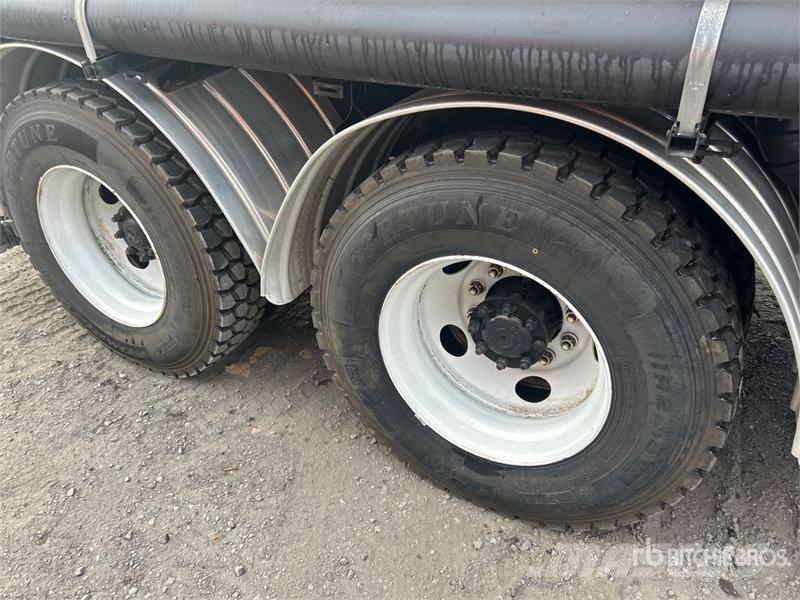 International 7400 Commercial vehicle