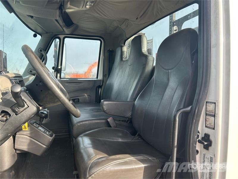 International 7400 Commercial vehicle