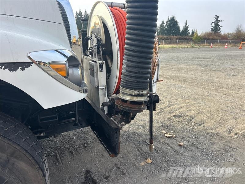 International 7400 Commercial vehicle