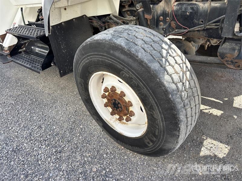 International 7400 移動式鑽機車