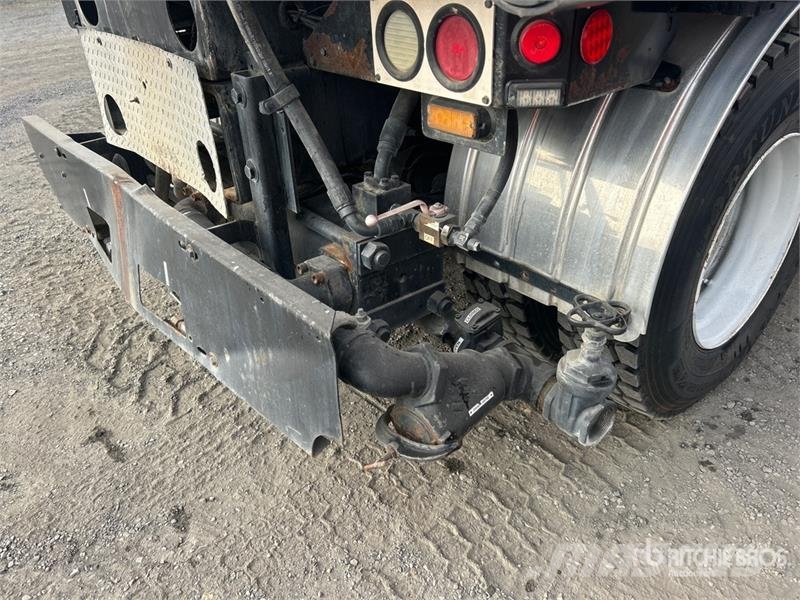 International 7400 Commercial vehicle