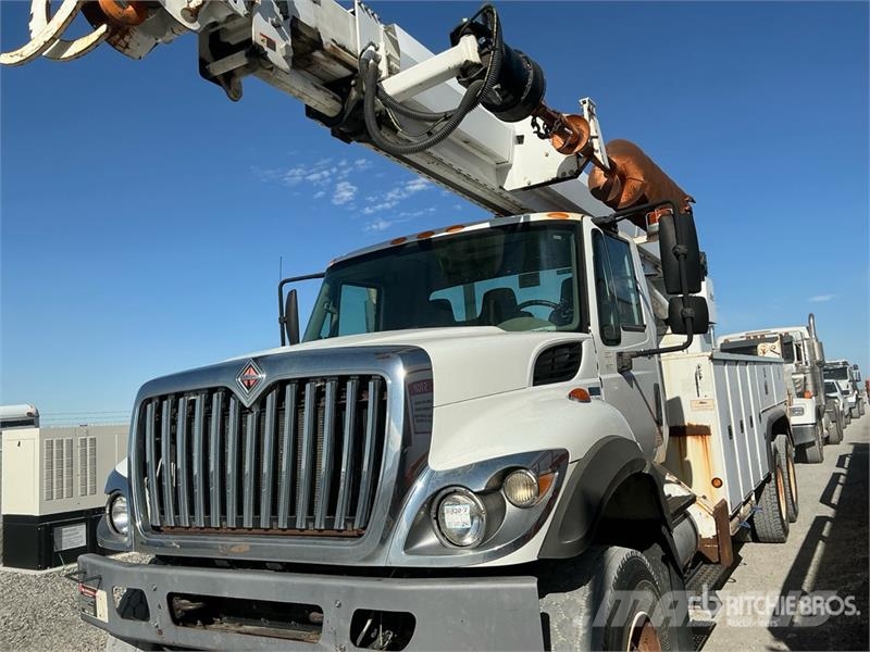 International 7400 自走式掘削トラック