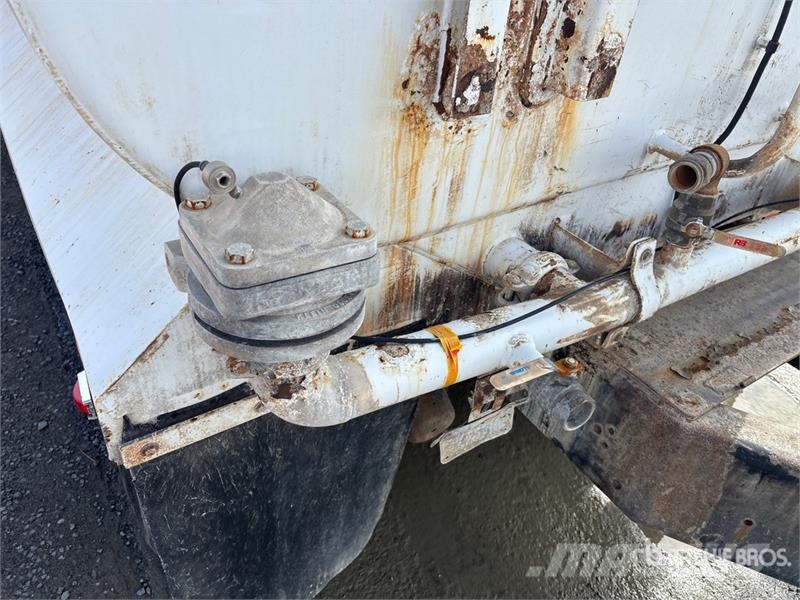 International 7400 Vízszállító teherautók