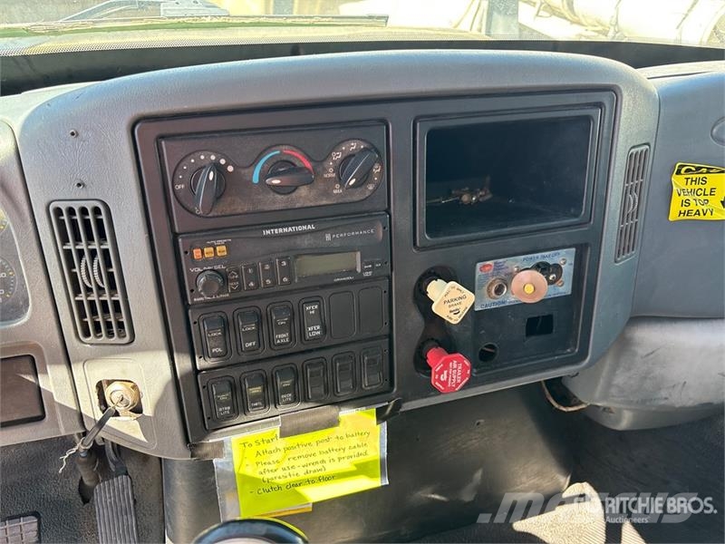 International 7400 移動式鑽機車