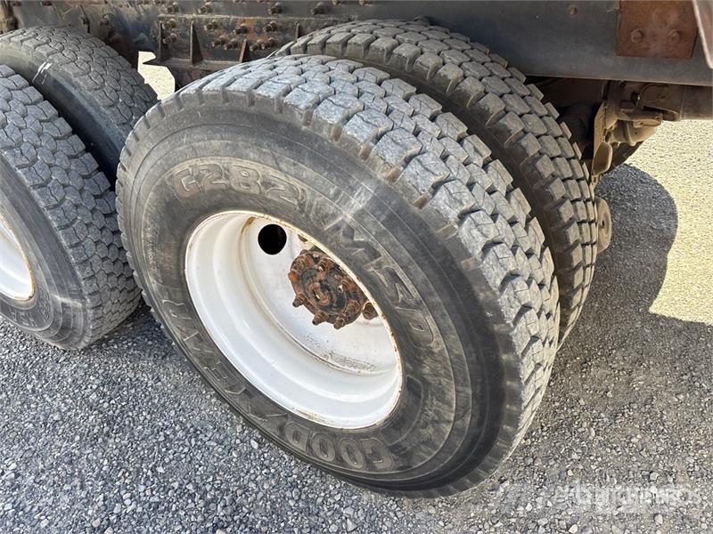 International 7400 移動式鑽機車