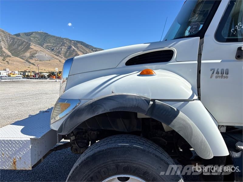 International 7400 移動式鑽機車