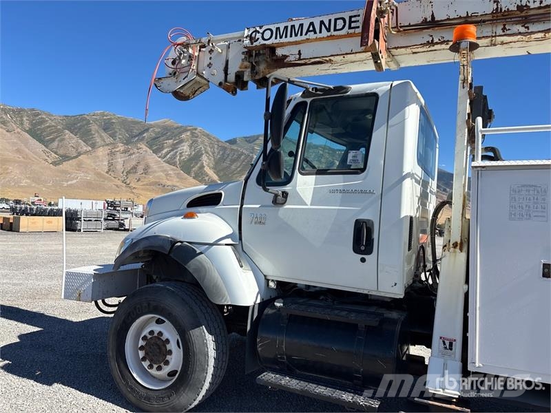 International 7400 移動式鑽機車