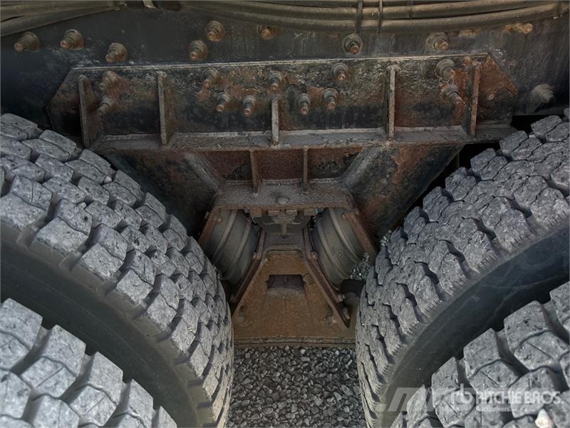 International 7400 移動式鑽機車