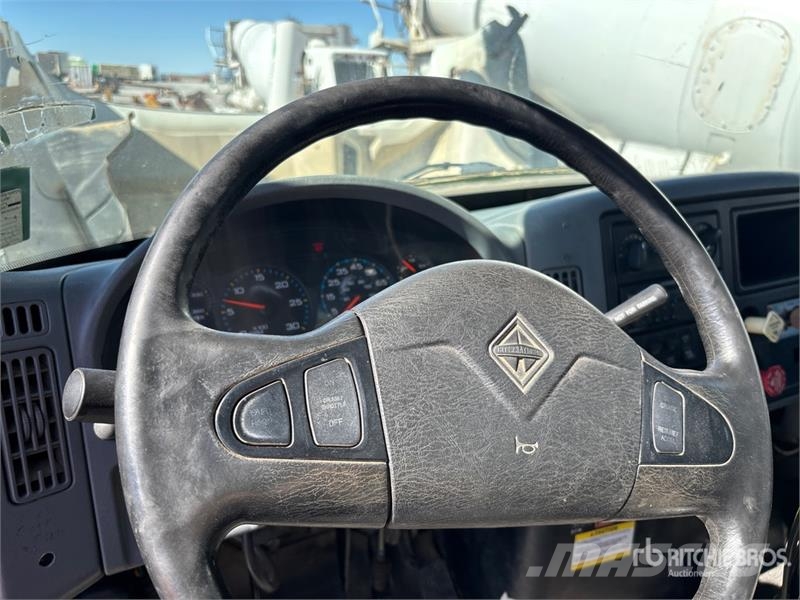 International 7400 移動式鑽機車
