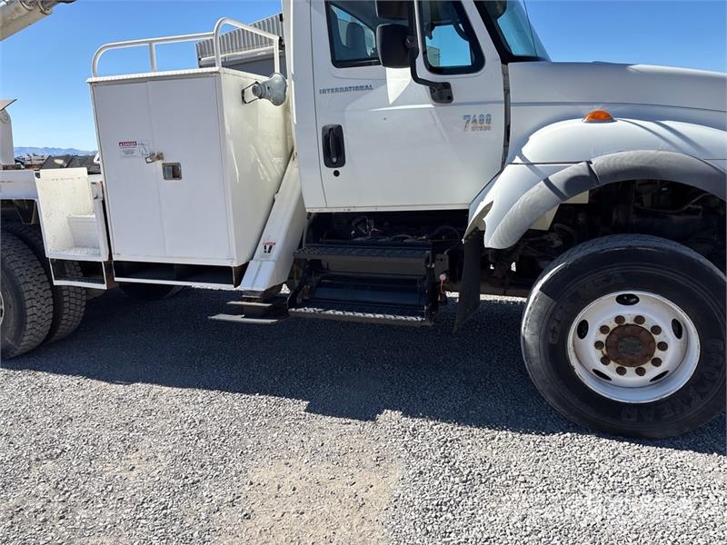 International 7400 移動式鑽機車