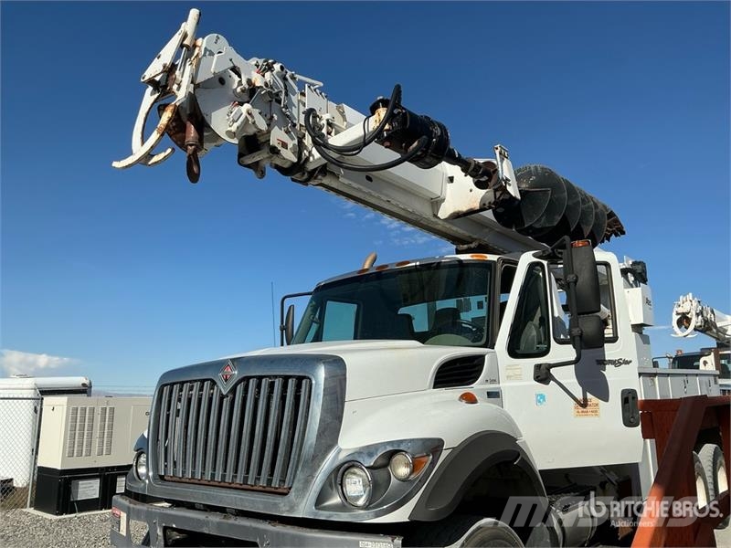 International 7400 自走式掘削トラック