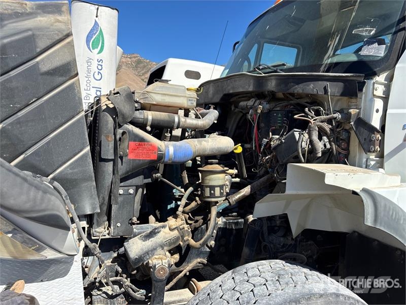 International 7400 移動式鑽機車