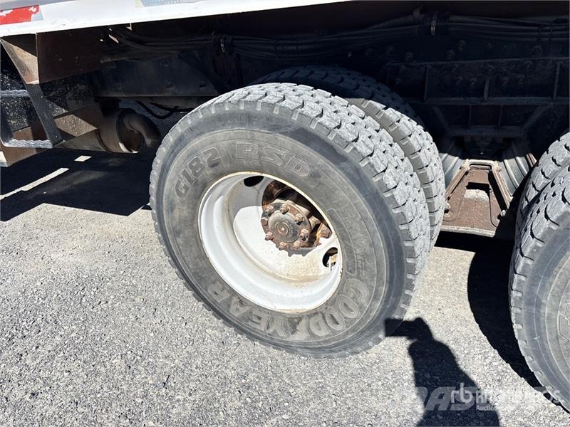 International 7400 移動式鑽機車