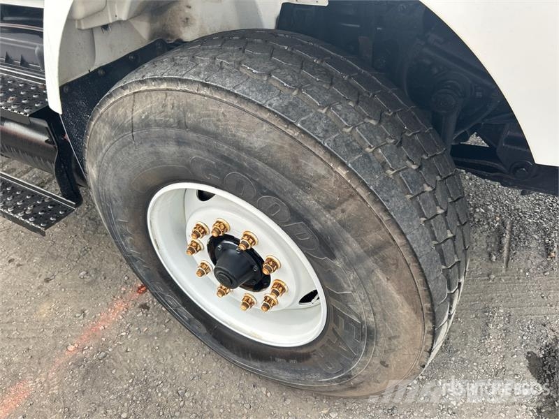 International 7400 Commercial vehicle