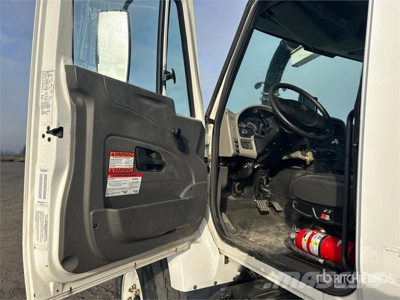 International 7400 Commercial vehicle
