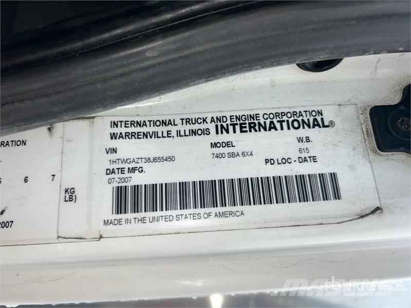International 7400 Commercial vehicle