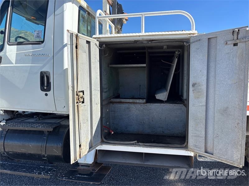 International 7400 移動式鑽機車
