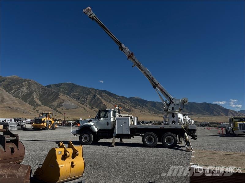 International 7400 移動式鑽機車